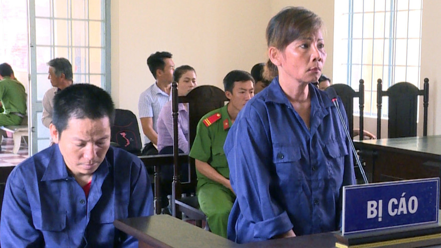 Tuyết và Đại tại phiên toà.