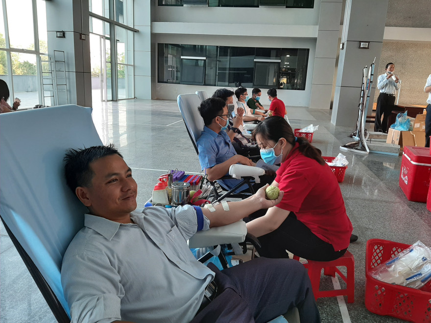 Hàng trăm nhân viên y tế hiến máu cứu người trong mùa dịch Covid-19