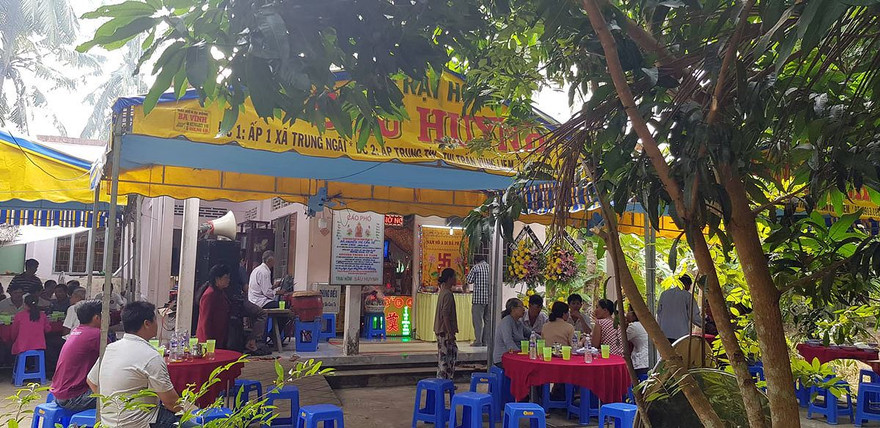 Hàng xóm đến chia buồn cùng gia đình. 