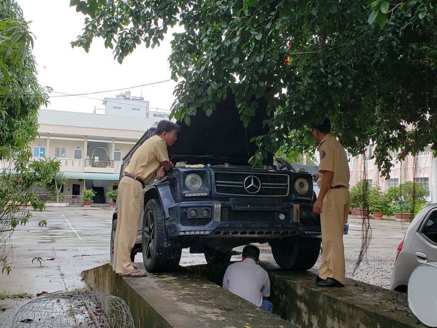 Chiếc xe Mercedes G55 AMG tại trụ sở công an.