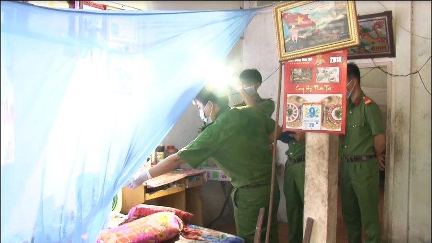 Lực lượng chức năng khám nghiêm hiện trường.