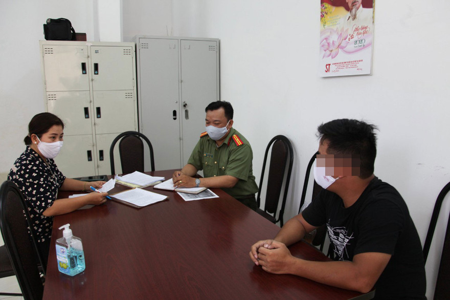 Cơ quan chức năng làm việc với N.L.T. 