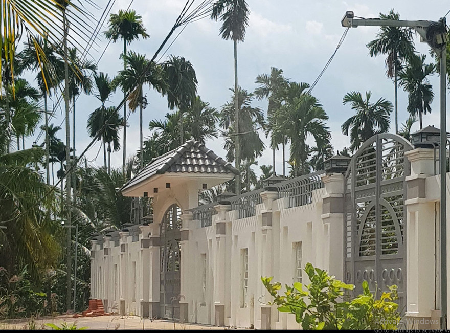 Trước cổng nhà một lãnh đạo tỉnh Sóc Trăng ở huyện Kế Sách có gắn 2 camera - Ảnh: Zing 