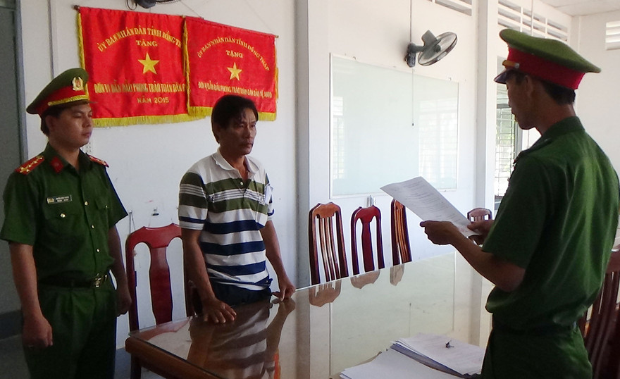 Cơ quan công an đọc lệnh khởi tố, bắt tạm giam Chính