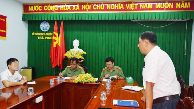 T. (bìa trái) làm việc với cơ quan chức năng