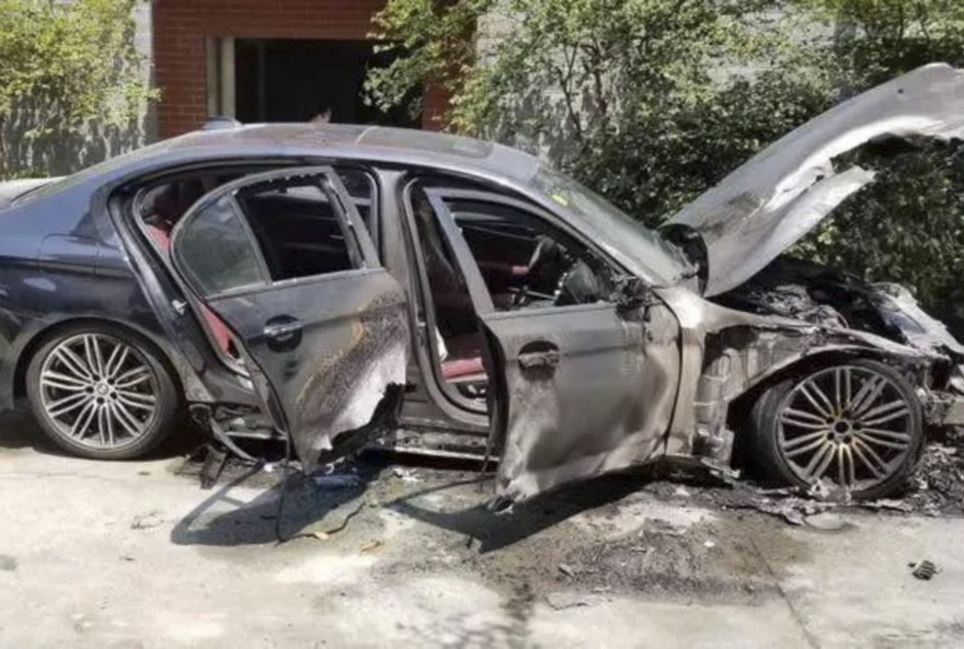 Người đàn ông làm cháy chiếc BMW mới mua. Ảnh: Sohu.com