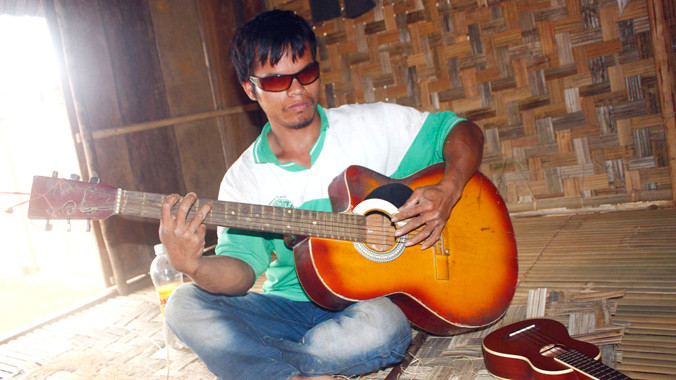 Blúp Âu say sưa đàn hát những khi rảnh rỗi