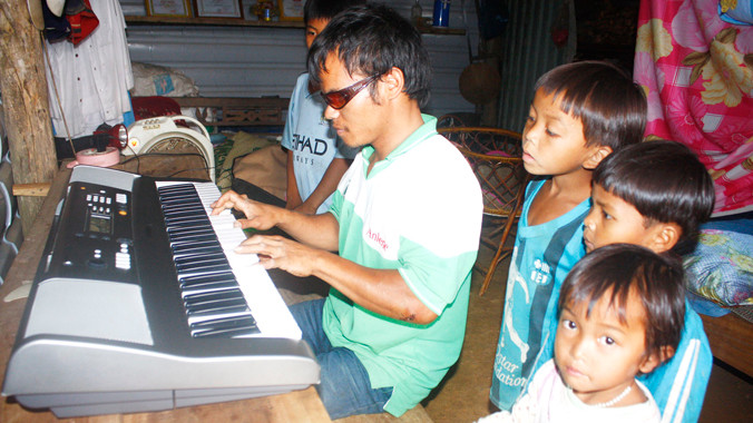 Tự học, tự mày mò, Blúp Âu không chỉ đàn ghita giỏi mà còn chơi Organ hay, phục vụ dân làng nơi vùng biên cương