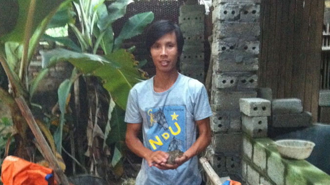 Anh Bảo đang chăm sóc ếch