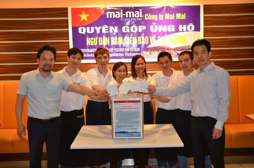 Lãnh đạo và nhân viên công ty Mai Mai quyên góp ủng hộ ngư dân bám biển. 