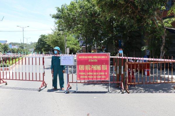 Lực lượng chức năng phong toả khu vực có người mắc COVID - 19 ở TP. Tuy Hoà. Ảnh L.H
