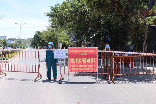 Lực lượng chức năng phong toả xã Bình Kiến từ chiều 26/6. Ảnh L.H