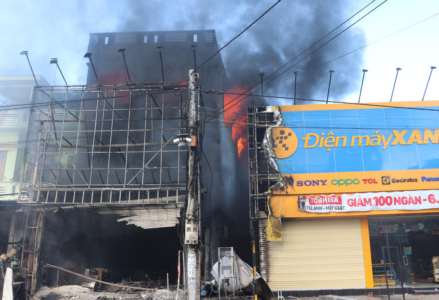 Hiện trường vụ cháy cửa hàng điện máy Thái Viên. Ảnh L.H