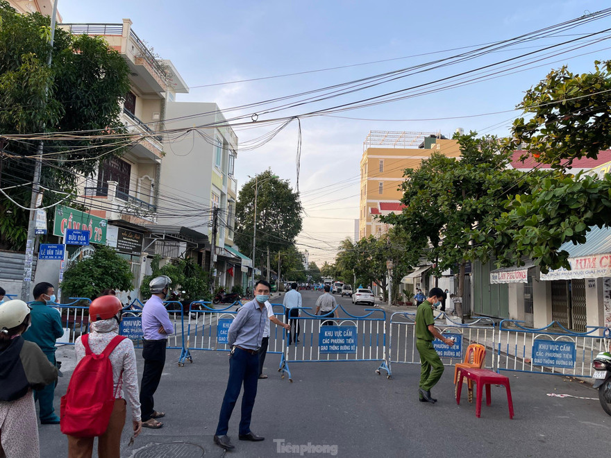 Khánh Hoà phong toả đường Bửu Đoá, TP. Nha Trang - nơi ca bệnh 13690 đến lưu trú. Ảnh LỮ HỒ.