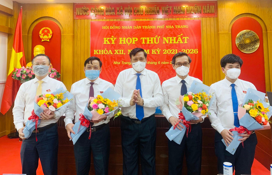 Lãnh đạo Thành uỷ Nha Trang chúc mừng ông Nguyễn Sỹ Khánh (thứ 2 từ trái qua) và các Phó chủ tịch TP. Nha Trang. Ảnh Xuân Thành/Báo Khánh Hoà.