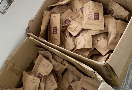 “Cỏ Mỹ” trong gói giấy được in tên “Sâm Hàn Quốc”. Ảnh CTV