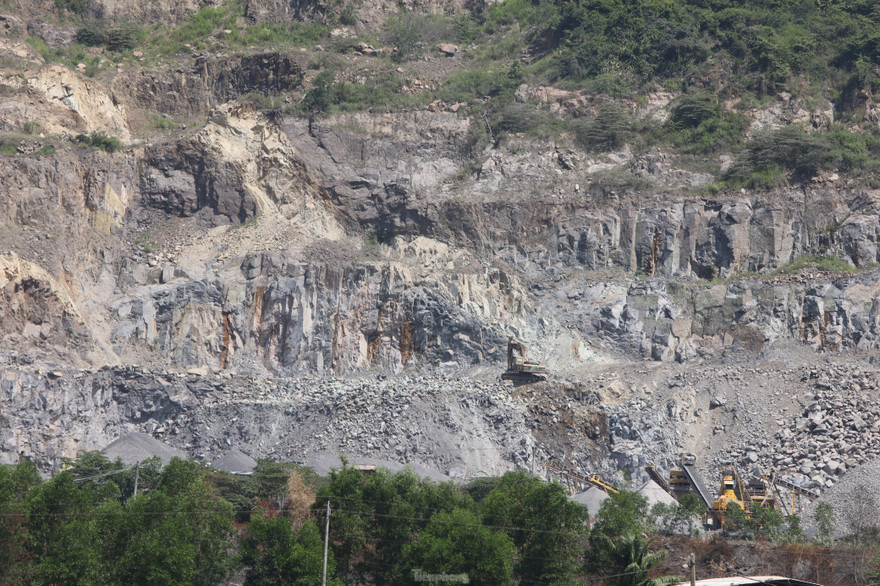 Cảnh khai thác tại mỏ đá Hòn Ngang. Ảnh L.H