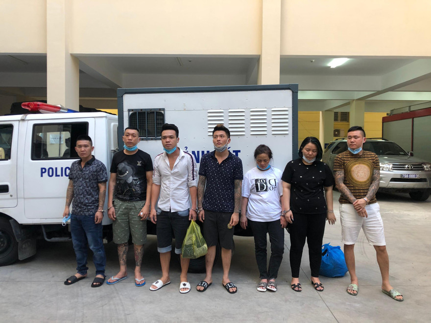 Nhóm đối tượng khống chế 14 nam nữ bị Công an TP Nha Trang bắt giữ. Ảnh CTV.