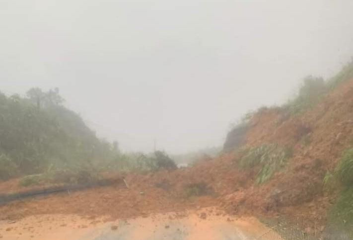 Tuyến quốc lộ 27C nối Đà Lạt - Nha Trang thường xuyên bị sạt lở vào mùa mưa làm ách tắc giao thông. Ảnh L.H