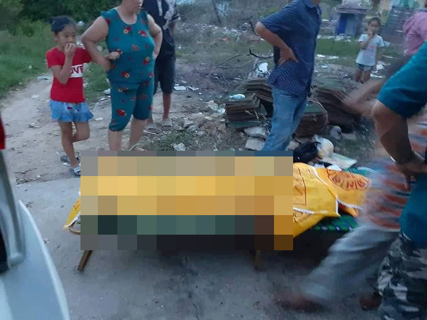 Thi thể một nạn nhân vụ lật ghe được đưa lên bờ. Ảnh do người dân cung cấp.