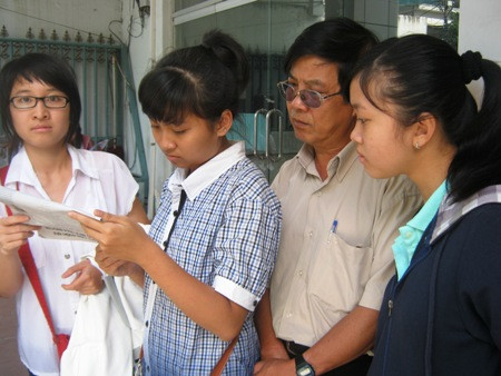 Nhiều gia đình có suy nghĩ, con phải vào ĐH bằng mọi giá, thất nghiệp thì... tính sau. Ảnh minh họa