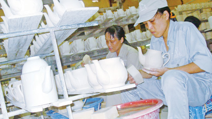 Mỗi lần nghe tăng lương, thay vì mừng, đa số NLĐ đều lo. Ảnh: Phong Cầm