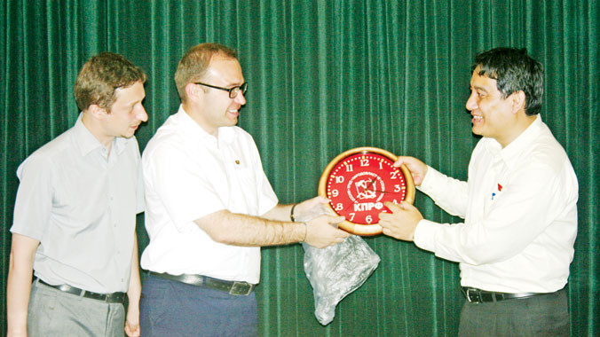 Bí thư thứ nhất T.Ư Đoàn TNCS HCM Nguyễn Đắc Vinh và Bí thư thứ nhất T.Ư Đoàn TNCS Lê Nin Nikolayevich trao quà lưu niệm tại buổi tiếp xã giao. Ảnh: Phương Hiếu