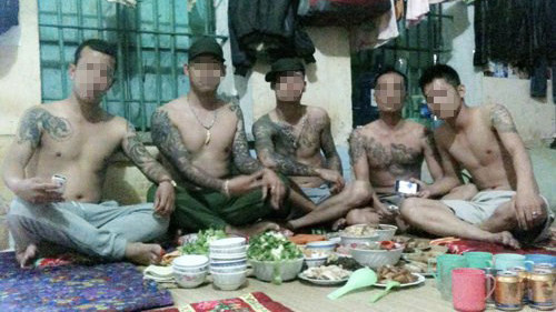  Những tấm ảnh gây xôn xao cho rằng các "đại ca" ở trong trại nhưng vẫn được ăn uống sung sướng, có điện thoại để "khoe" trên facebook. Ảnh từ internet.