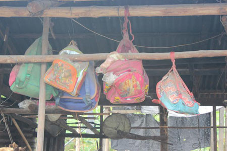  Những ngôi nhà vắng chủ do người dân đã bỏ đi. Đồ đạc cũng bị bỏ lại, không được mang theo. 