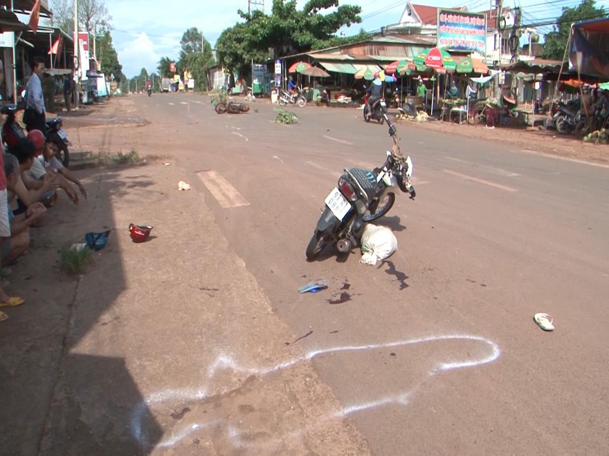 Xe máy đấu đầu 3 người thương vong tại Bình Phước