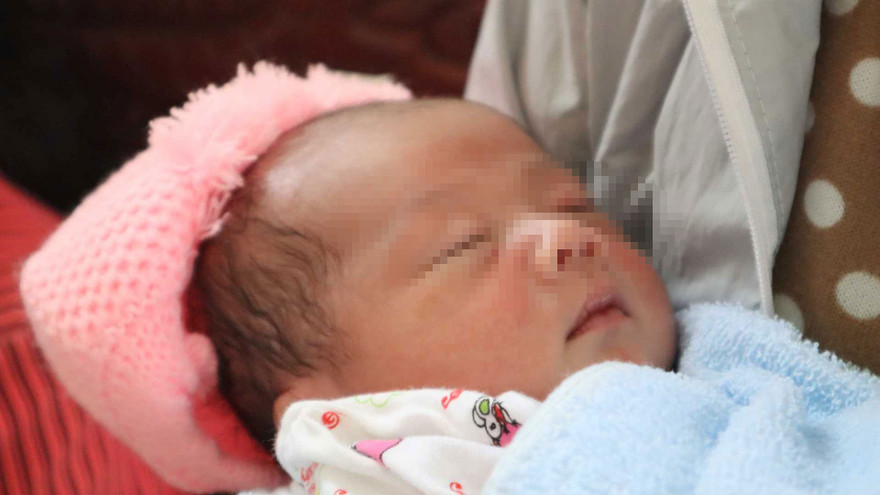 Bé sơ sinh bị bỏ trước cổng chùa cùng lời nhắn 'nhờ các sư nuôi dưỡng'