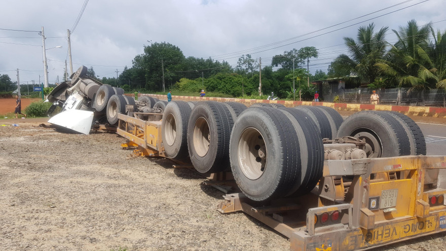 Container lật ngửa, tài xế được cứu trong tình trạng nguy kịch