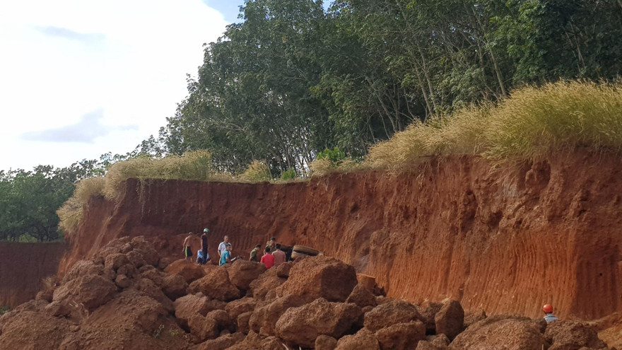 Bình Phước: Lật xe máy múc khai thác đất, tài xế tử vong tại chỗ