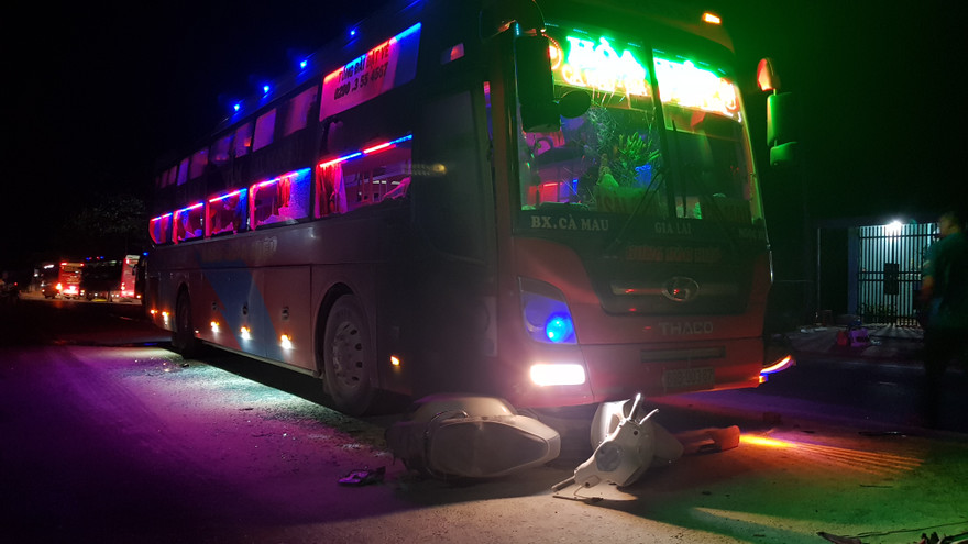 Xe máy bốc cháy sau khi bị kéo lê dưới gầm xe khách gần 1 km