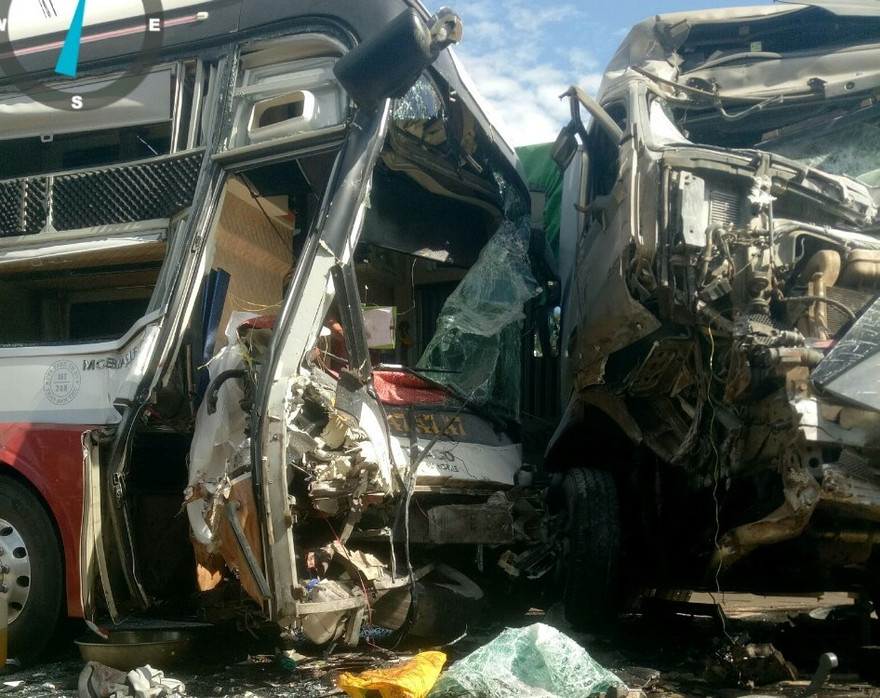 Xe container lấn làn đâm trực diện xe khách, 4 người thương vong