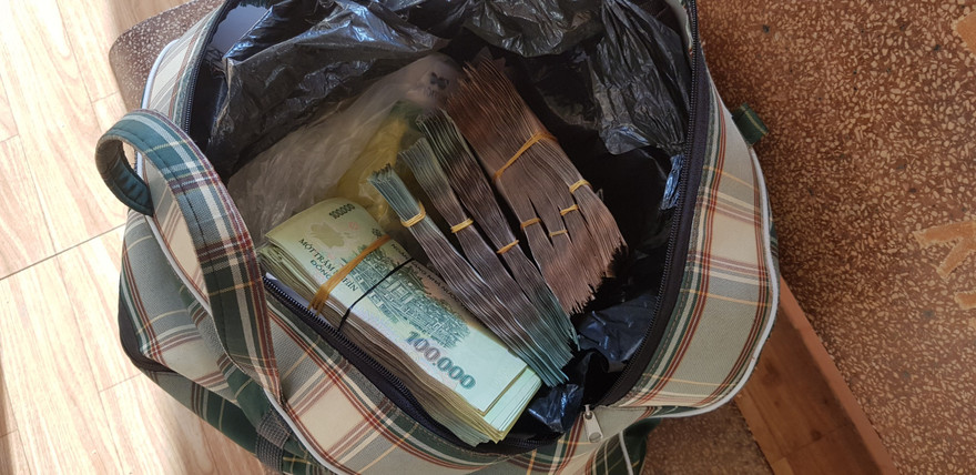 Sáng sớm thấy túi tiền lớn trước cửa, chủ quán cơm trình báo công an