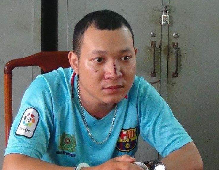 Đóng giả cảnh sát giao thông chặn xe cưỡng đoạt tiền của người đi đường