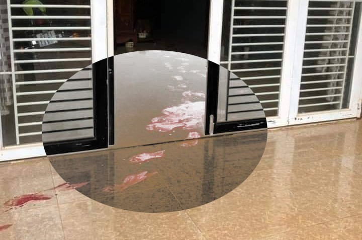 Vết máu còn vương vãi tại hiện trường