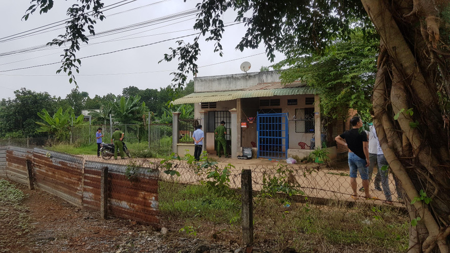 Kinh hãi phát hiện vợ gục chết trên nền nhà với vết thương ở cổ