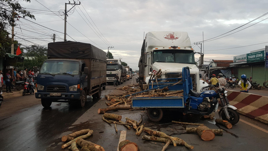 Mất lái trước đầu xe container, tài xế ba gác chết thảm