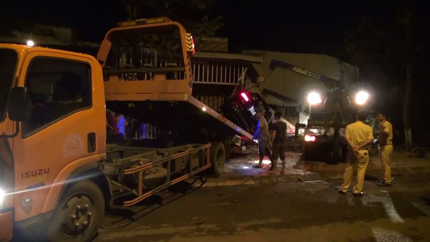 'Xế hộp' Mercedes tông liên tiếp 3 căn nhà, 3 người thương vong