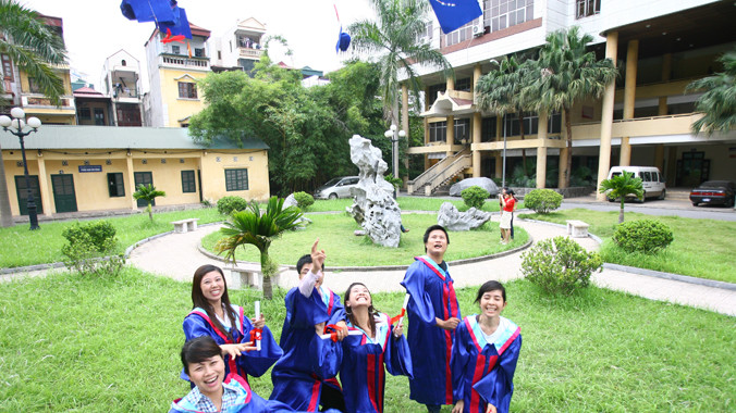 Sau vụ lình xình “ra giá” 200 triệu một tấm bằng tiến sỹ y khoa, việc đào tạo sau đại học lại đang trở thành đề tài nóng được quan tâm. Ảnh: Ngọc Châu