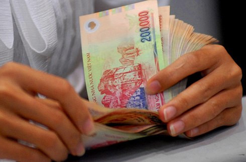  Trong bối cảnh lạm phát được kiểm soát dưới 6%, tỷ giá ổn định, thì gửi tiết kiệm tiền đồng có lợi hơn so với USD. Ảnh: Anh Quân (VnExpress)