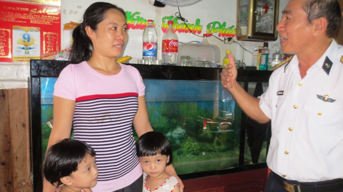 Ba mẹ con chị Vương Thị Hà trò chuyện với Đại tá Trương Công Thế. ảnh: Tuấn Cường