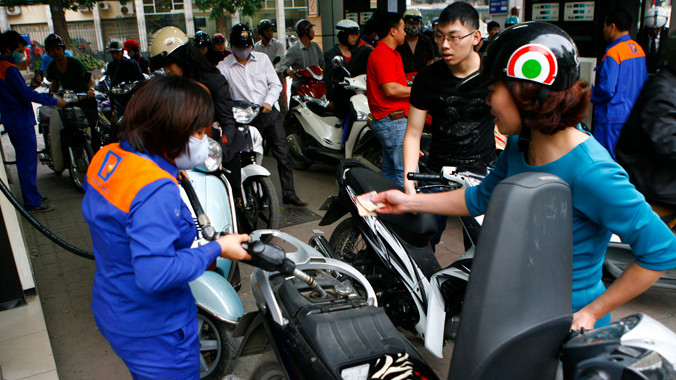 Bộ trưởng Công Thương nói đã liên tục yêu cầu doanh nghiệp xăng dầu công khai minh bạch giá xăng. Ảnh: hồng vĩnh