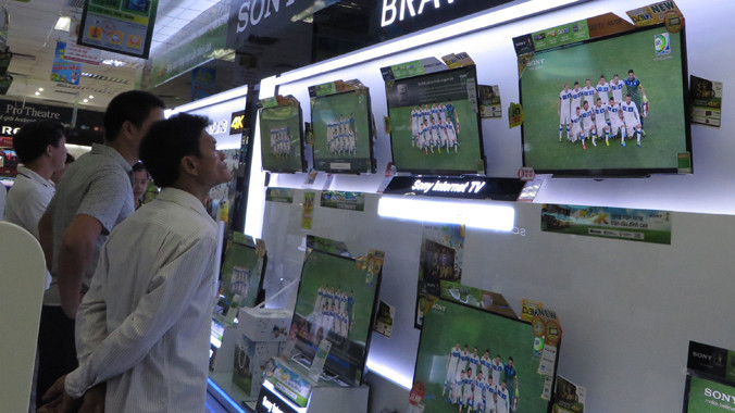 Cho mượn tivi xem bóng đá cũng khó thu hút khách hàng