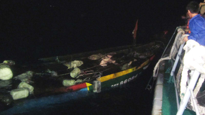 Tàu cá QNg 96084 cháy rụi được lai dắt về