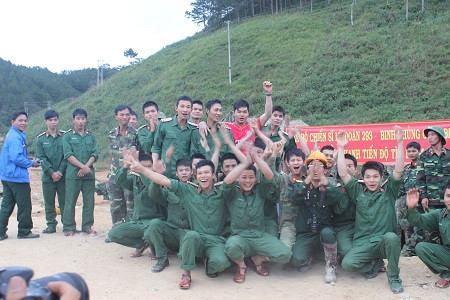 Lực lượng công binh trực tiếp tham gia đào ngách hầm bên trái để giải cứu 12 công nhân.