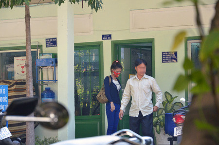 Vân cùng người cậu đến UBND phường 1, quận 8 làm thủ tục xin nhận lại con. Ảnh: Dân Trí.