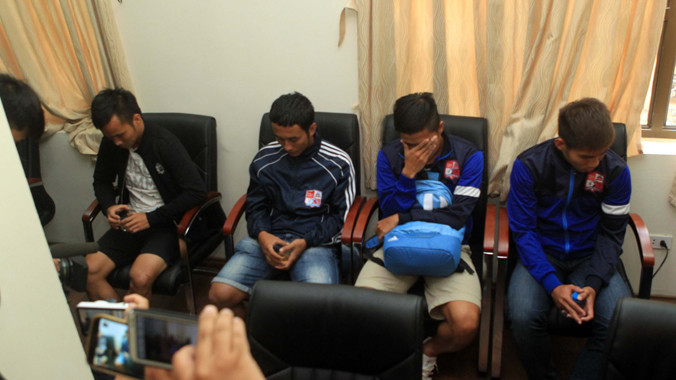 Các cầu thủ Đồng Nai “nhúng chàm” cúi đầu tại cơ quan điều tra. Ảnh: VSI